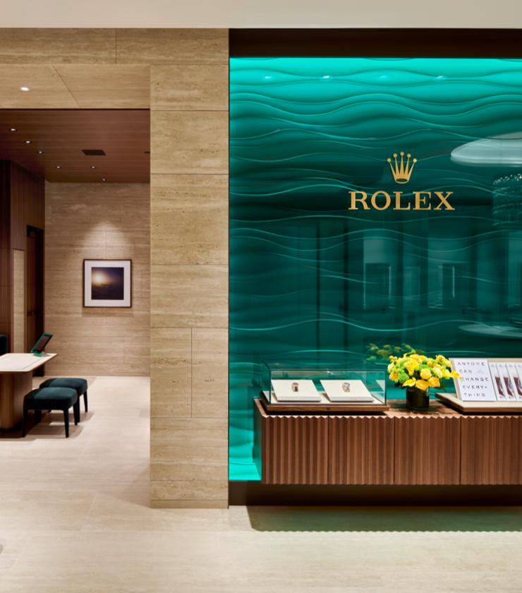 Unser Rolex Bereich mit Beratungstisch und beleuchteter Rolex Vitrine