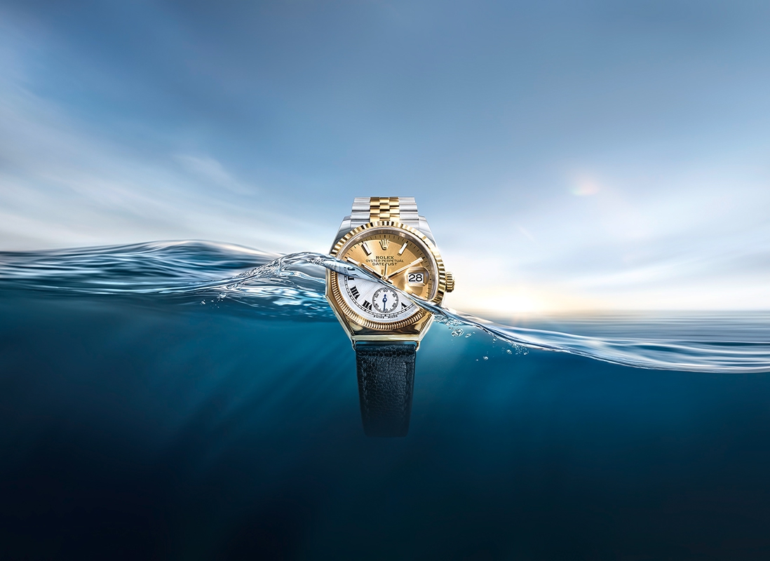 Die erste wasserdichte Rolex Oyster von 1926, halb ins Wasser getaucht