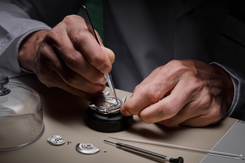 Ein Rolex Uhrmacher bei der Wartung eines Uhrwerks