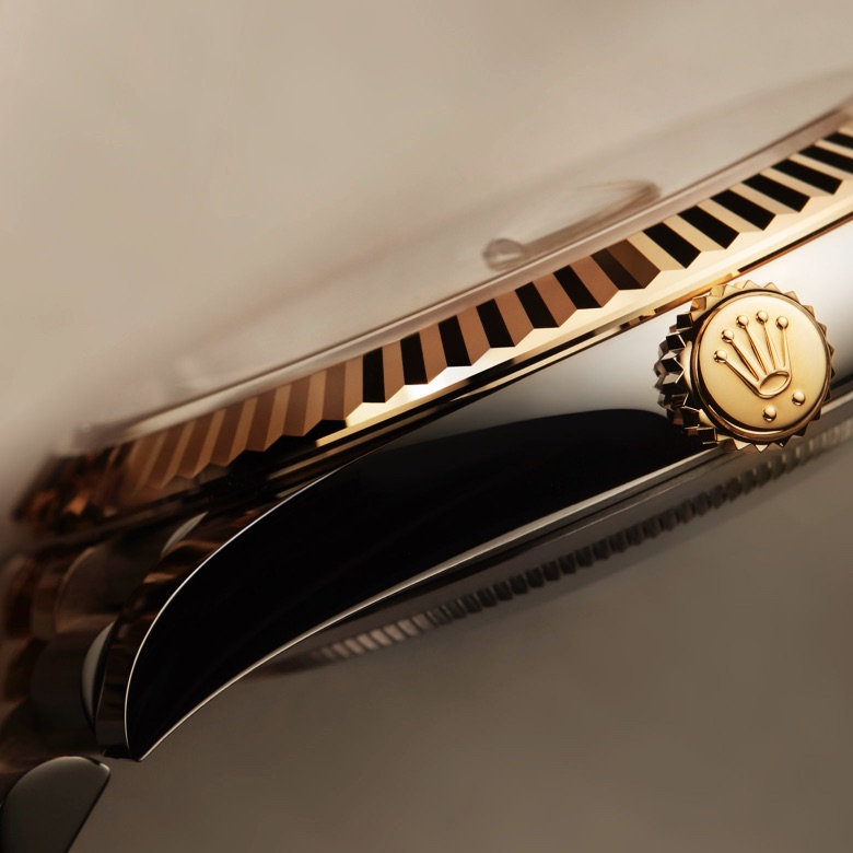 Nahaufnahme einer Rolex Datejust – geriffelte Lünette und Aufzugskrone