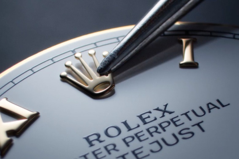 Rolex Uhrmacherkunst – Feinarbeit am Zifferblatt einer Oyster Perpetual
