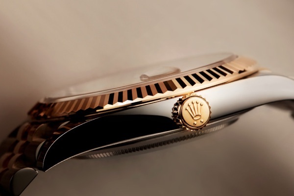 Nahaufnahme einer Rolex Datejust – geriffelte Lünette und Aufzugskrone