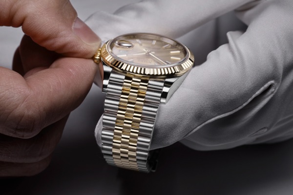 Ein Rolex Uhrmacher bei der Endkontrolle einer Armbanduhr