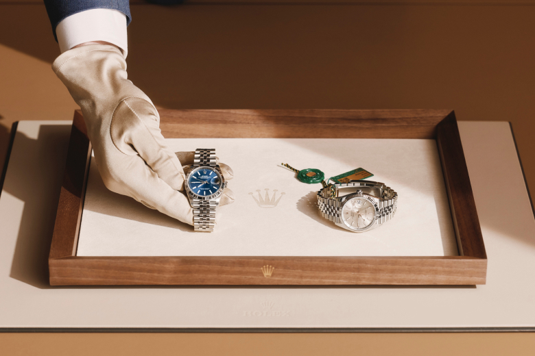 Rolex Armbanduhren auf einem Präsentationstablett