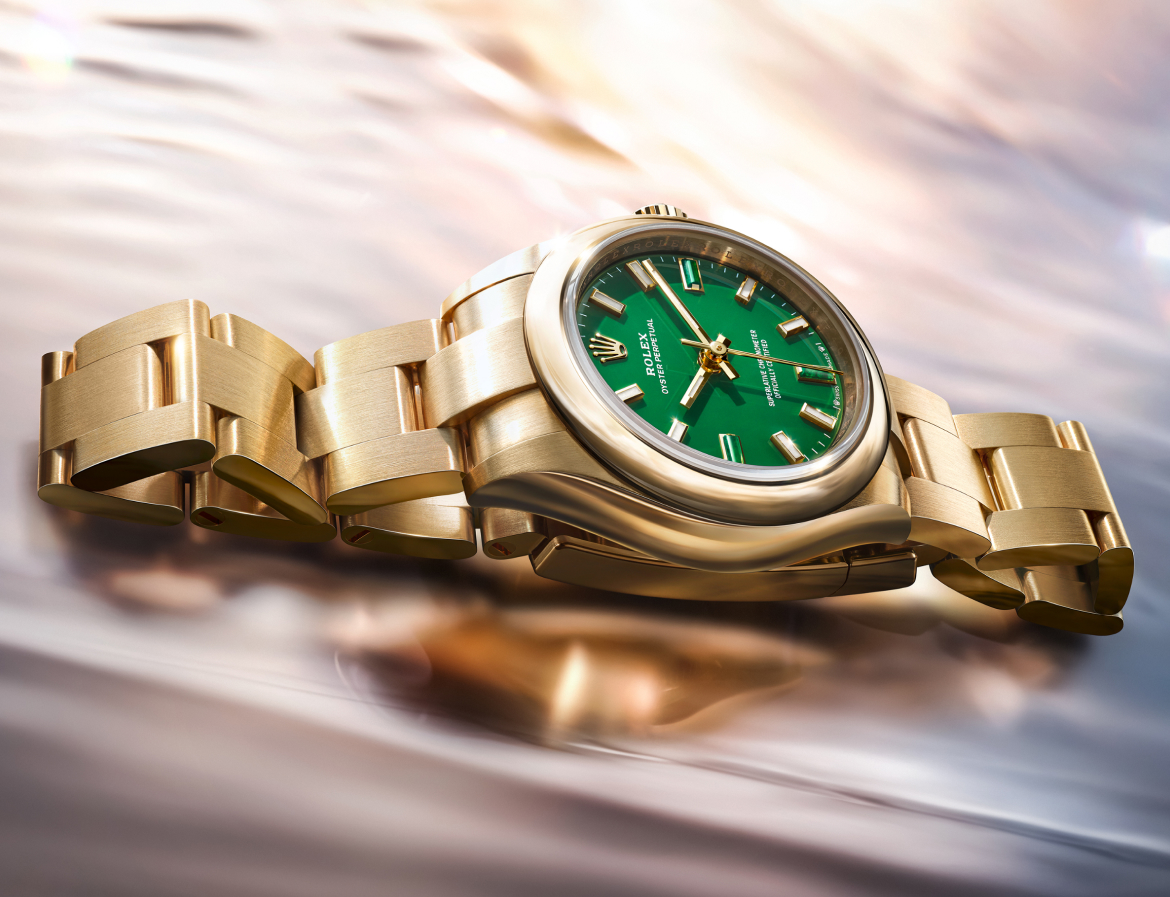Die Oyster Perpetual 28 in 18 Karat Gelbgold auf dem Wasser