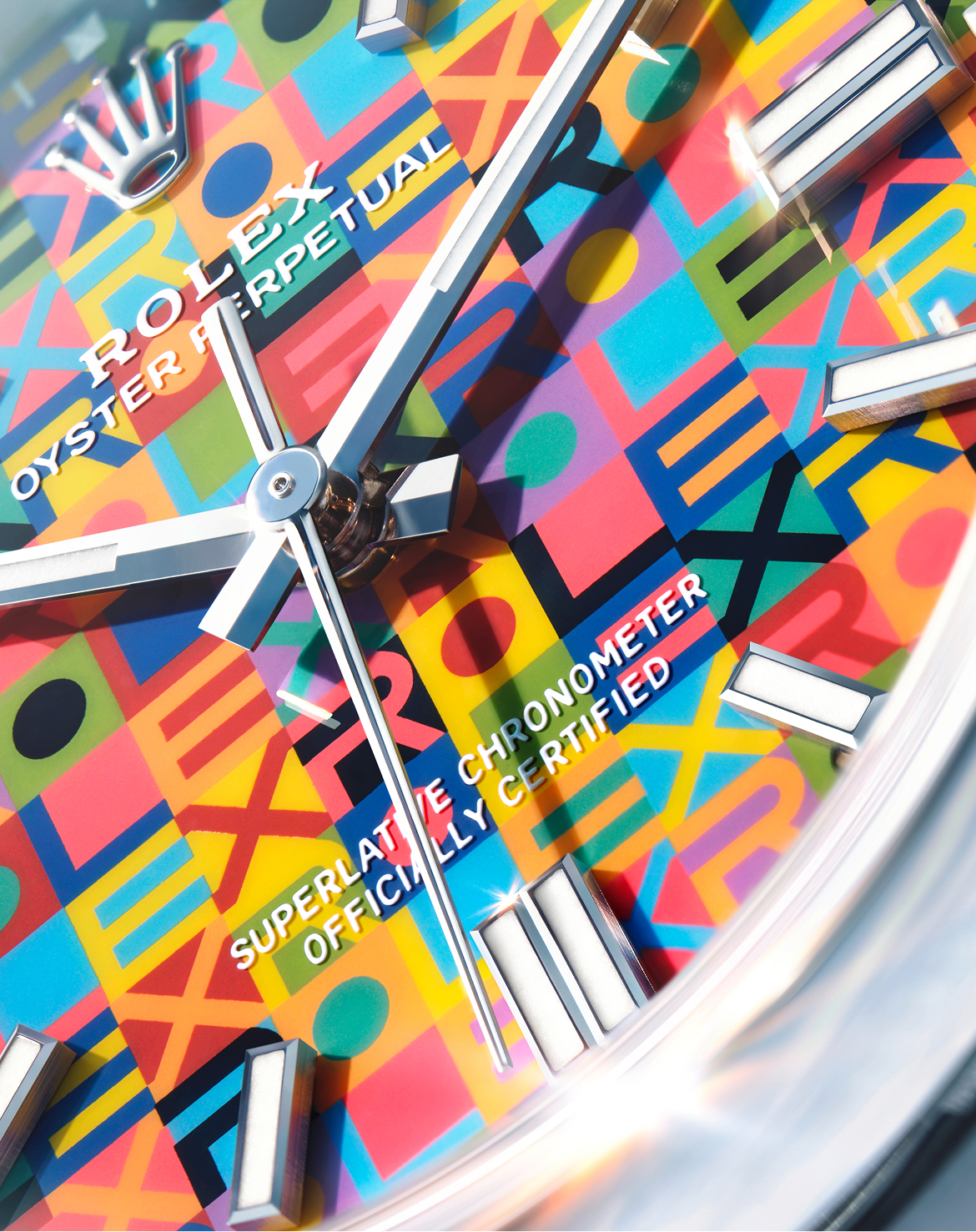 Das Zifferblatt der Oyster Perpetual 36 mit grafischem, farbenfrohem Jubilee-Motiv