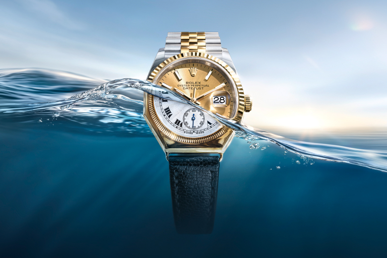 Eine Rolex Datejust und die erste Oyster von 1926 an der Wasseroberfläche