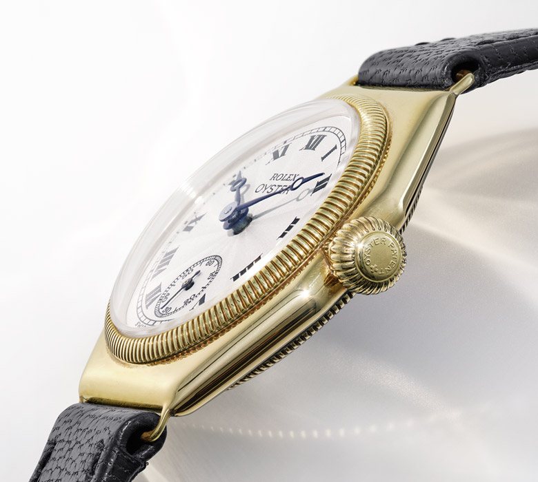 Die erste Rolex Oyster von 1926 mit oktogonaler Lünette im Profil