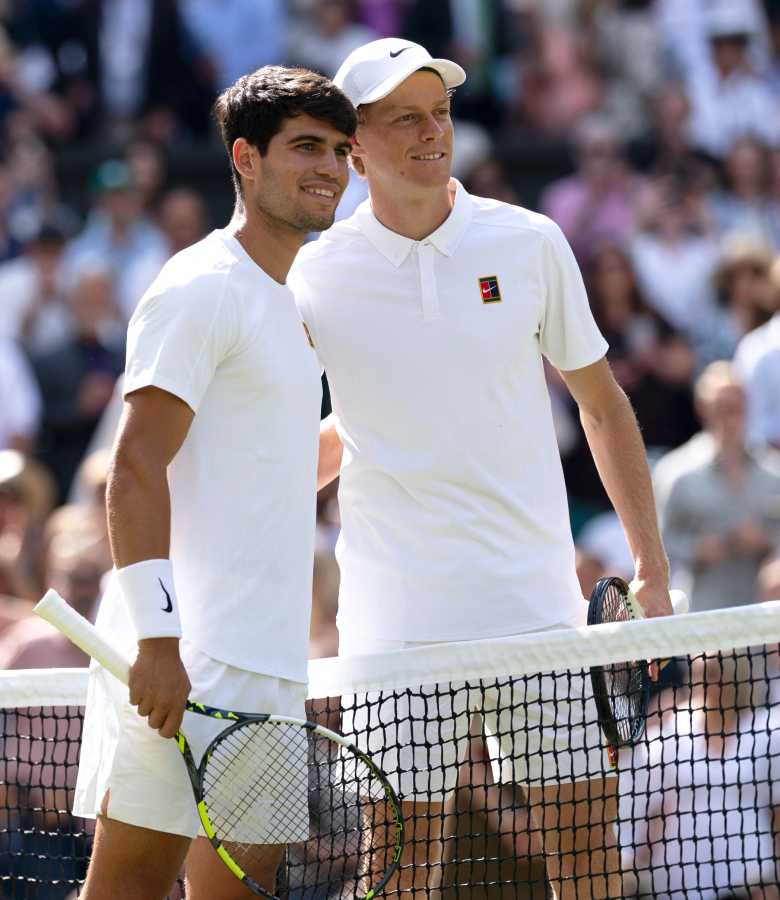 Zwei Tennisspieler am Netz im Finale von Wimbledon