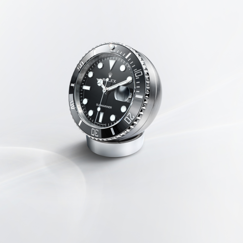 Rolex Submariner Date Tischuhr C909010LN-0001 – Hintergrundbild (Hochformat)