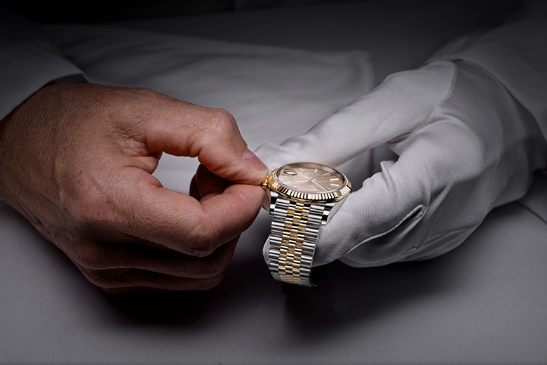 Eine Rolex Datejust wird nach der Wartung an ihren Besitzer übergeben