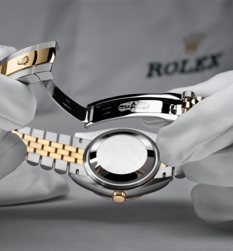 Endkontrolle einer Rolex Datejust – der Gehäuseboden wird geprüft