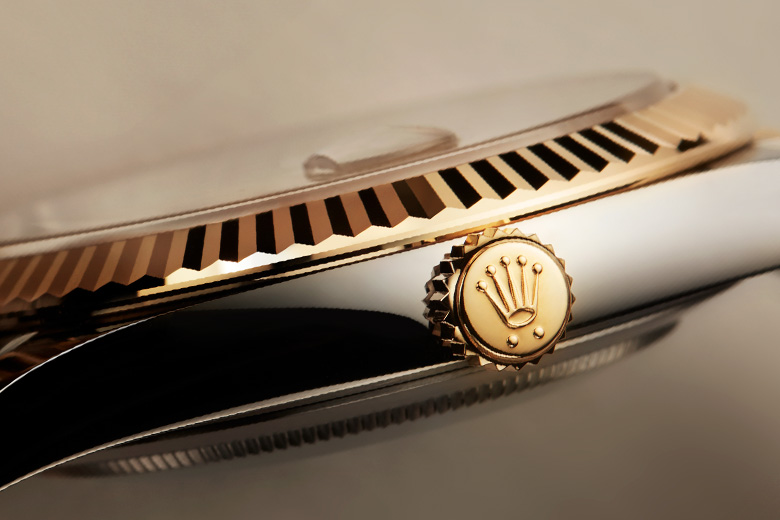 Nahaufnahme einer Rolex Datejust – geriffelte Lünette und Aufzugskrone im Profil