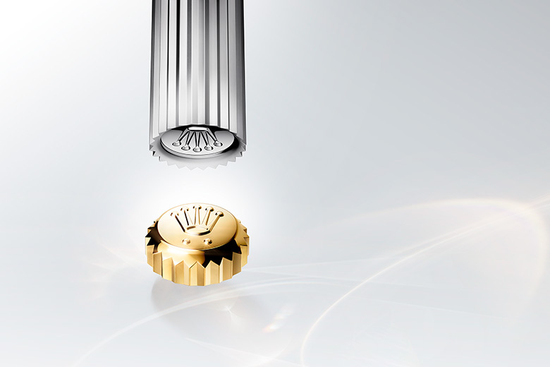Rolex Uhrmacherkunst – eine goldene Aufzugskrone und der Gehäusetubus einer Oyster
